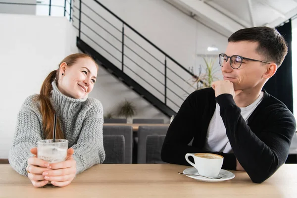 Uppriktig bild av unga paret leende på kafé — Stockfoto