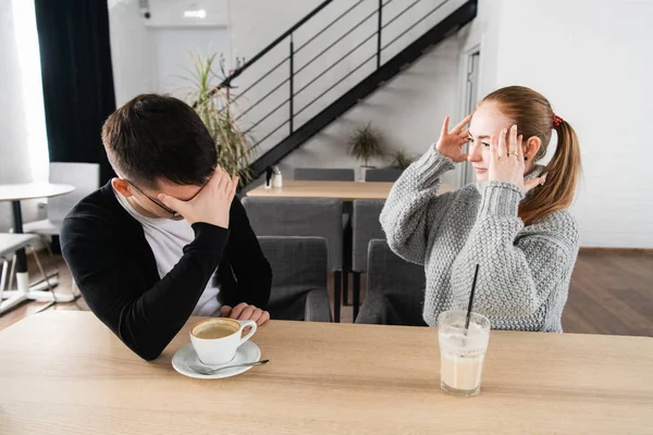 Genç çekici çift ateş bir bağımsız değişken bir şey, açık var