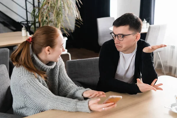 Kadın sürpriz bir arkadaşına koç kafede oturan bazı şok edici mesaj gösterir