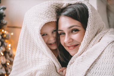 Anne ve kızı bir kalp şeklinde sarılma, parlak görüntü