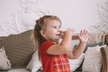 Komik kız evde oynuyor. Kız eğleniyor ve dans ediyor. Evde eğlence ve eğlence.