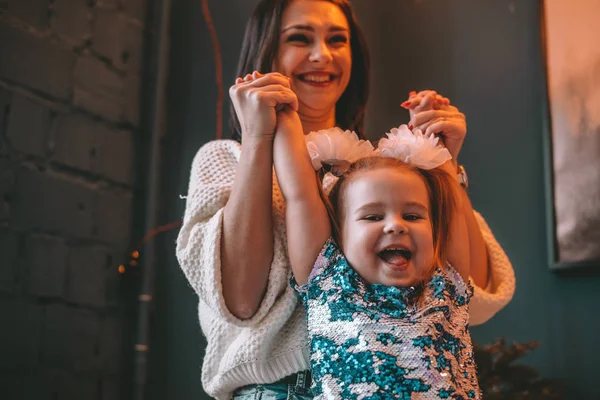 Anne ve kızı çocuk kızı oynarken, gülümseyen sarılma ve. Aile tatili ve beraberlik