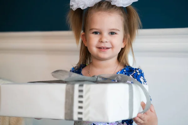 Doğum günü hediyesi küçük güzel kız portresi