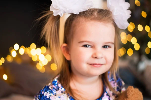 Gros plan portrait d'une jeune fille avec un nœud sur les cheveux — Photo