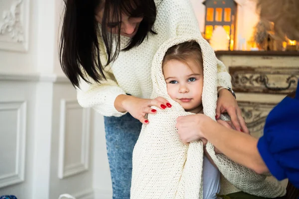 Une mère attentionnée couvre sa fille d'une couverture chaude. Soins et amour — Photo