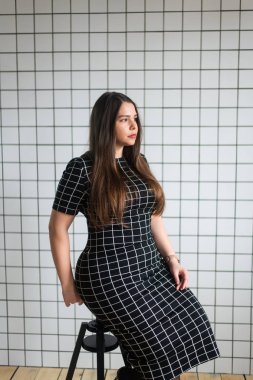 Artı boyutu kadın, curvy modeli, şehvetli siluet ve vücut, curvy kalça. Tombul kız, şehvetli, kum saati figürü.