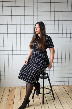 Artı boyutu kadın, curvy modeli, şehvetli siluet ve vücut, curvy kalça. Tombul kız, şehvetli, kum saati figürü.