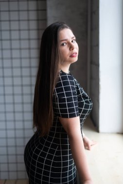 Artı günlük kıyafetlerle manken boy, stüdyo arka planında kadın, kilolu kadın vücudu.