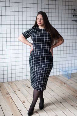 Mutlu güzel ve artı boyutu kız stüdyoda poz kendinden emin