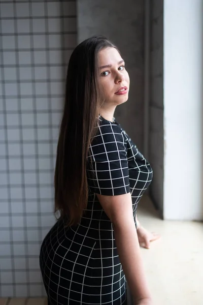 Artı günlük kıyafetlerle manken boy, stüdyo arka planında kadın, kilolu kadın vücudu.