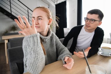 İki ayrı evde oturan savunarak. Üzgün kadın erkek arkadaşı ile uzlaşma düşünüyorum.