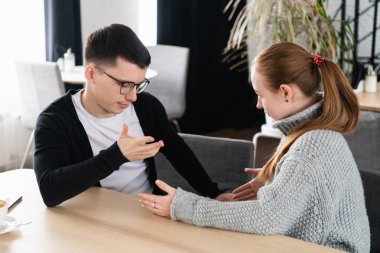 Genç aile aile bütçesine ve faturaları tartışıyor