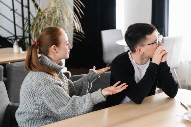 Evlilik, kötü ilişkiler, erkek ve kadın kavga ya da anlaşmazlık sahip savunarak, kızgın karısı kocası onu sorunları, suçlamayı arayan mutsuz genç çift çakışıyor