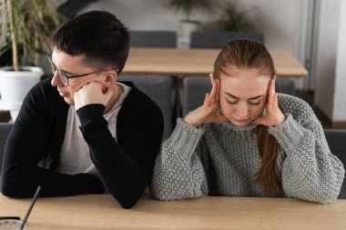 Sessizce ilişkisi kanepede oturan kızgın mutsuz genç çift, birbirlerine aramıyorum aile kavga veya kavga, sonra üzgün düşünceli eşler konuşmak kaçınarak görmezden sıkıntılar
