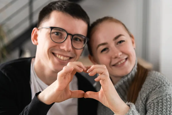 Närbild av par att göra hjärtform med händerna — Stockfoto