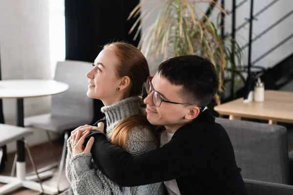 Två personer, man och kvinna i café kramas, skratta och njuta den tid tillbringar med varandra. Par i kärlek på en dag. Berättelse om kärlek och alla hjärtans dag — Stockfoto