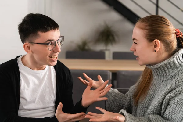 mücadele ve birbirlerine bağırarak kızgın çekici çift.