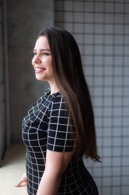 Mutlu güzel ve artı boyutu kız stüdyoda poz kendinden emin