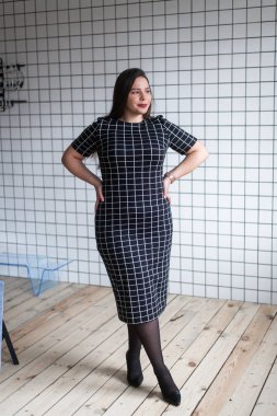 Mutlu güzel ve artı boyutu kız stüdyoda poz kendinden emin