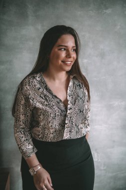 Artı günlük kıyafetlerle manken boy, stüdyo arka planında kadın, kilolu kadın vücudu.