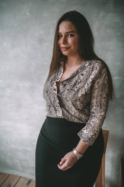 Artı günlük kıyafetlerle manken boy, stüdyo arka planında kadın, kilolu kadın vücudu.