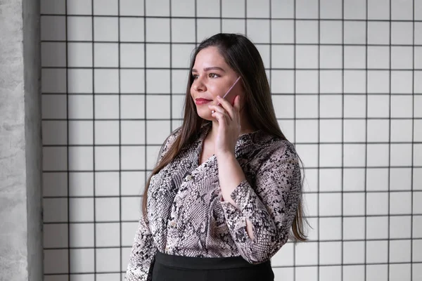 Genç kadın Office konuşurken birileriyle onun cep telefonu süre seyir içine mesafe mutlu yüz ifadesi ile kapatmak