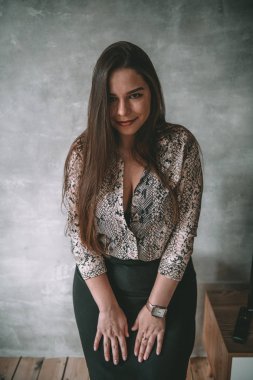 Artı günlük kıyafetlerle manken boy, stüdyo arka planında kadın, kilolu kadın vücudu.