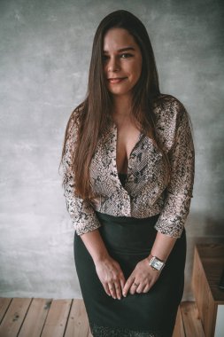 Artı günlük kıyafetlerle manken boy, stüdyo arka planında kadın, kilolu kadın vücudu.