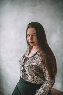 Artı günlük kıyafetlerle manken boy, stüdyo arka planında kadın, kilolu kadın vücudu.