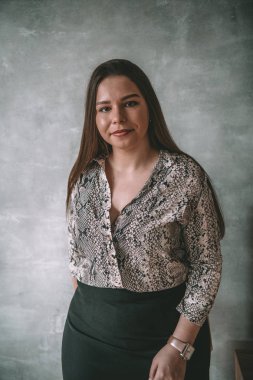 Artı günlük kıyafetlerle manken boy, stüdyo arka planında kadın, kilolu kadın vücudu.