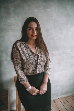 Artı günlük kıyafetlerle manken boy, stüdyo arka planında kadın, kilolu kadın vücudu.