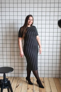 Artı günlük kıyafetlerle manken boy, stüdyo arka planında kadın, kilolu kadın vücudu.