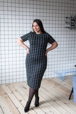 Mutlu güzel ve artı boyutu kız stüdyoda poz kendinden emin