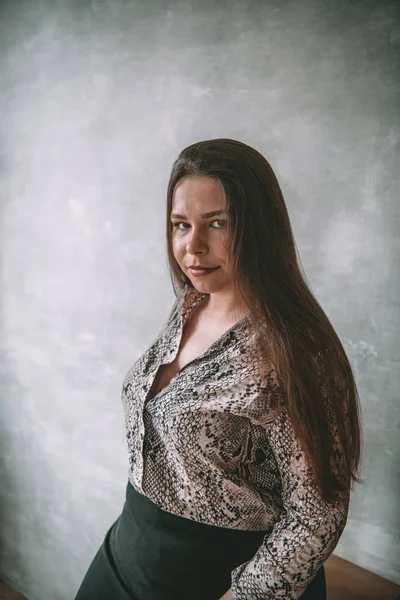 Artı günlük kıyafetlerle manken boy, stüdyo arka planında kadın, kilolu kadın vücudu.