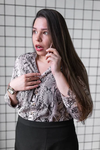 Telefonda erkek cep telefonundan, hayal kırıklığına uğramış kız harap duygu olumsuz mesaj alındı konuşarak hayran korkunç bilgi inanamıyorum korkmuş şok kadın işitme kötü haber yakın çekim