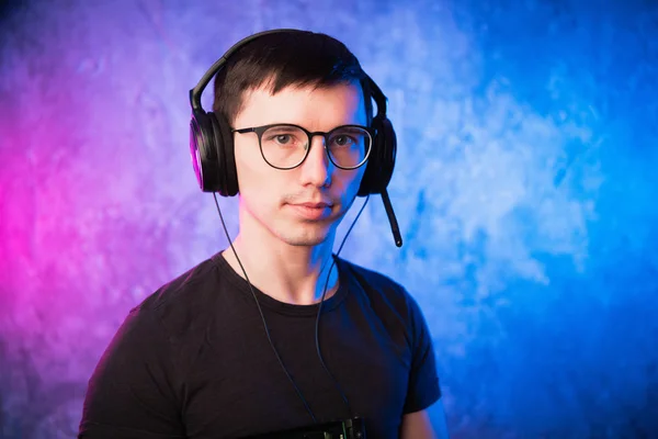 Neşeli genç kulaklıklar oyun portresi. Bilgisayar oyunları kavramı