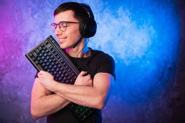 İnek oyun giyen kulaklık mikrofon ile klavye sarılmak. Oyun bağımlılık kavramı