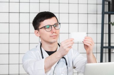 Sağlık ve tıp kavramı - Doktor hastanede hap kutusu ile