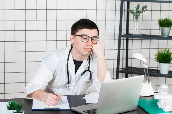 Doktor kliniğinde baskı altında vurguladı. Yolsuzluk, tedavi hata ve hata veya ihmal. İşyerinde zorbalık