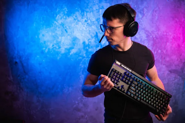 Professionelle Boy Gamer Halten Gaming Tastatur Über Bunte Rosa Und — Stockfoto