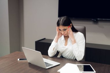 Bitkin ve yorgun iş kadını ofiste portresi. Depresyon, üzüntü, sorunlar, sorunlar kavramı