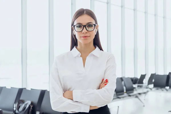 Havaalanı salonundaki çekici kadın gülümseyerek portresi. Kopya alanı