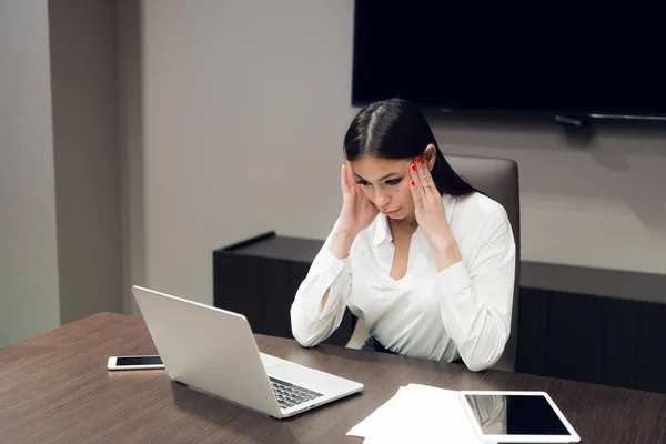 Bitkin ve yorgun iş kadını ofiste portresi. Depresyon, üzüntü, sorunlar, sorunlar kavramı