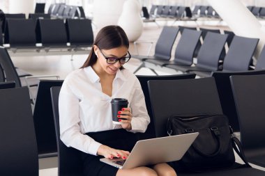 Çantada ile kadın yönetici işe onu uçuş bir havaalanında bekleyen ilgili iş gezisi