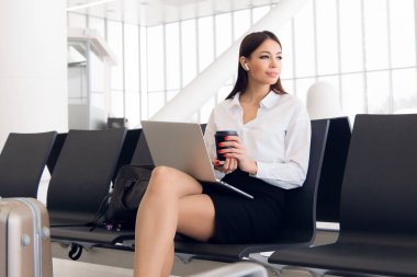 Çantada ile kadın yönetici işe onu uçuş bir havaalanında bekleyen ilgili iş gezisi