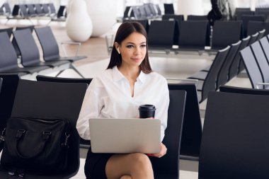 Çantada ile kadın yönetici işe onu uçuş bir havaalanında bekleyen ilgili iş gezisi