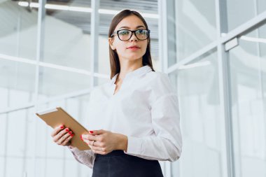 Çekici işkadını dijital tablet duran büyük bir kurumsal yapı kullanma