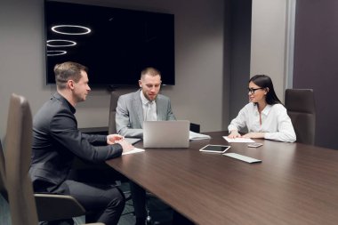 İş adamları toplantı sırasında konferans odasında tartışırlar.