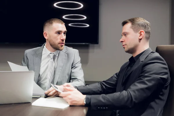 İş adamları toplantı sırasında konferans odasında tartışırlar.