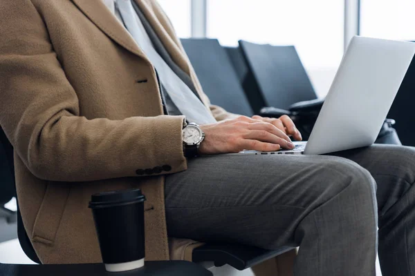 Bilgisayarda çalışıyor, iş adamının ellerini kapatıyor.